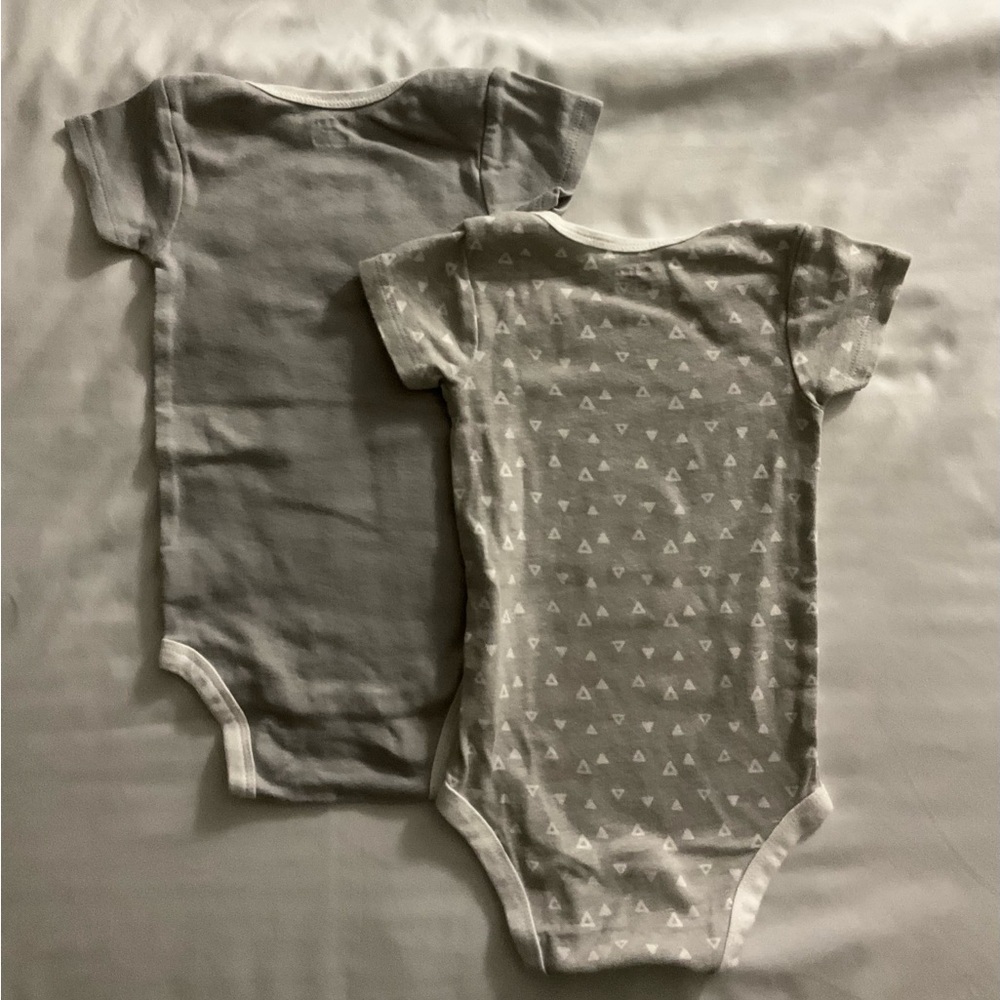 Gerber Baby Onesies 6 piece Set - Gray tones. Size 6-9 months - Picture 3 of 8